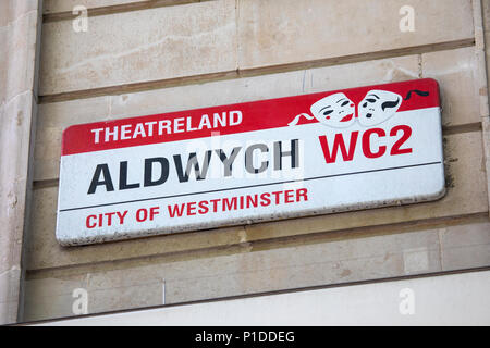 LONDON, Großbritannien - 6. JUNI 2018: ein Straßenschild für Aldwych in Westminster in London, Großbritannien, am 6. Juni 2018. Stockfoto