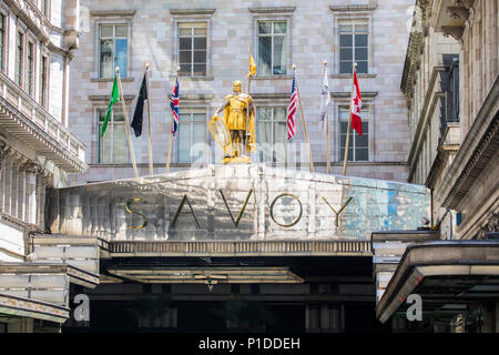 LONDON, Großbritannien - 6. JUNI 2018: Der Eingang zum berühmten Savoy Hotel am Strand im Zentrum von London, Großbritannien, am 6. Juni 2018. Stockfoto