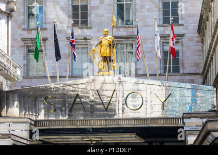 LONDON, Großbritannien - 6. JUNI 2018: Der Eingang zum berühmten Savoy Hotel am Strand im Zentrum von London, Großbritannien, am 6. Juni 2018. Stockfoto