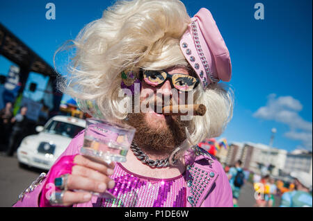 Brighton, East Sussex, 6. August 2016. Tausende von Menschen in den Straßen von Brighton, um zu helfen, die größten Pride Festival in Großbritannien feiern, mit Stockfoto