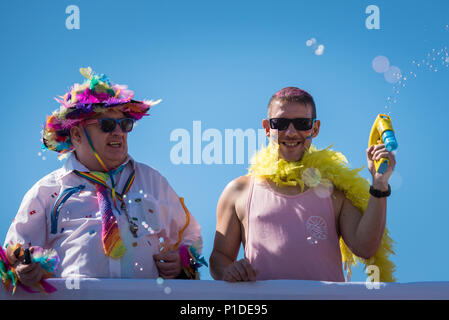 Brighton, East Sussex, 6. August 2016. Tausende von Menschen in den Straßen von Brighton, um zu helfen, die größten Pride Festival in Großbritannien feiern, mit Stockfoto