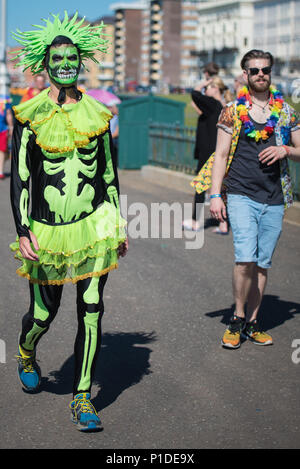 Brighton, East Sussex, 6. August 2016. Tausende von Menschen in den Straßen von Brighton, um zu helfen, die größten Pride Festival in Großbritannien feiern, mit Stockfoto