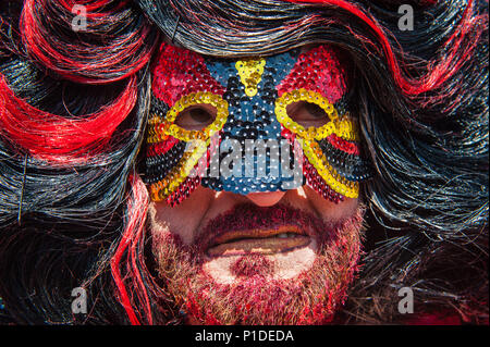 Brighton, East Sussex, 6. August 2016. Tausende von Menschen in den Straßen von Brighton, um zu helfen, die größten Pride Festival in Großbritannien feiern, mit Stockfoto