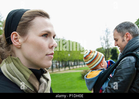 Ein Paar mit einem Baby zu Fuß rund um Paris, Frankreich. Stockfoto