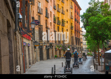 Segway City Europa, Touristen auf Segways in der Calle Cuchilleros eine Tour durch die Altstadt in Madrid, Spanien. Stockfoto