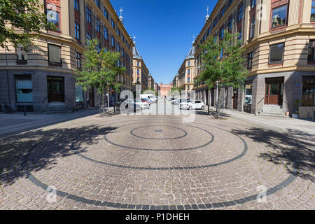 Kreisverkehr und Straße an einem Sommermorgen in Kopenhagen, Dänemark. Stockfoto