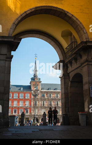 Madrid Calle de Toledo, mit Blick auf die Grand arch am Eingang des Plaza Mayor von der Calle de Toledo, Madrid, Spanien. Stockfoto