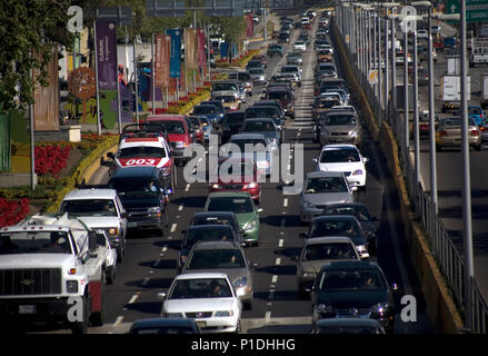 Autos Stau in Mexiko Stadt. Stockfoto