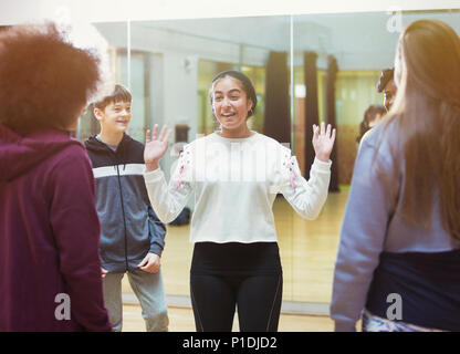 Lächelnd, selbstbewussten Teenager im Tanz klasse Studio Stockfoto