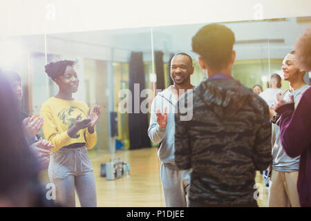 Schüler klatschen für männliche Kursleiter im Tanz klasse Studio Stockfoto