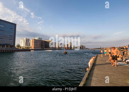 Kopenhagen, Dänemark - 26 August: unbekannter Menschen genießen Sie den Kanal in Kopenhagen, Dänemark, am 26. August 2016. Stockfoto