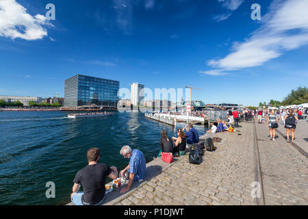 Kopenhagen, Dänemark - 26 August: Nicht identifizierte Personen neben einem Kanal in Kopenhagen, Dänemark, Entspannung am 26. August 2016. Stockfoto