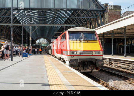 Die Fluggäste eine Jungfrau Ostküste Service in London Kings Cross. Die britische Regierung hat jetzt die Kontrolle über die Privatisierten weg genommen. Stockfoto