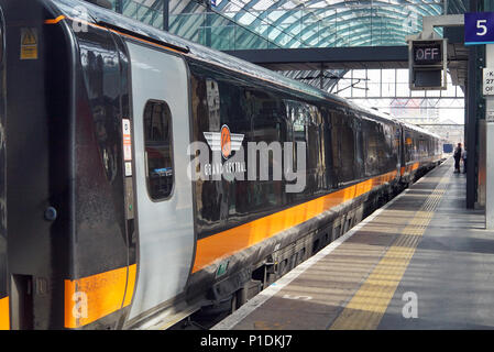 Grand Central Klasse 180 Adelante Zug am Bahnhof Kings Cross in London. Stockfoto