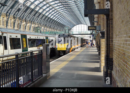 Grand Central Klasse 180 Adelante Zug am Bahnhof Kings Cross in London. Stockfoto