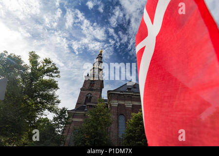Die Kirche des Erlösers mit der dänischen Flagge in Kopenhagen, Dänemark. Stockfoto