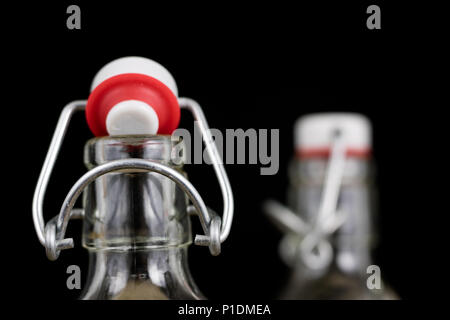 Universal Schließung einer Getränkeflasche. Luftdichte Kappe schließen transparentes Glas container. Der dunkle Hintergrund. Stockfoto