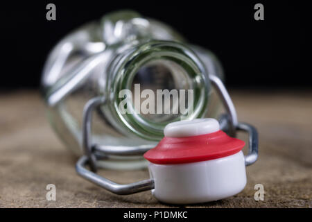 Universal Schließung einer Getränkeflasche. Luftdichte Kappe schließen transparentes Glas container. Der dunkle Hintergrund. Stockfoto