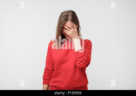 Nahaufnahme der schwachen europäischen Frau in Rot Shirt. Sie ist auf der Suche. Stockfoto