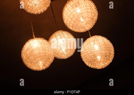 Lampe - Die Lampe ist individuell gestaltet und ist besonders interessant Stockfoto
