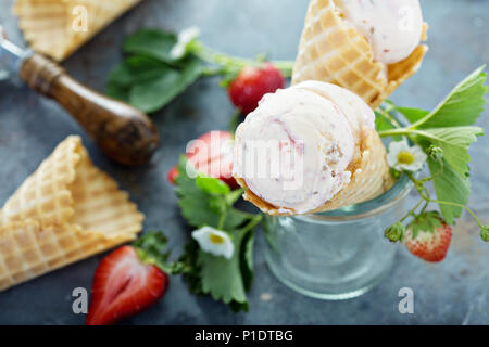 Erdbeereis in Waffeln. Stockfoto