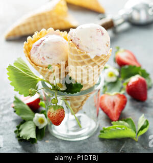 Erdbeereis in Waffeln. Stockfoto