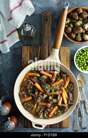 Rinderragout mit Möhren und Petersilie Stockfoto