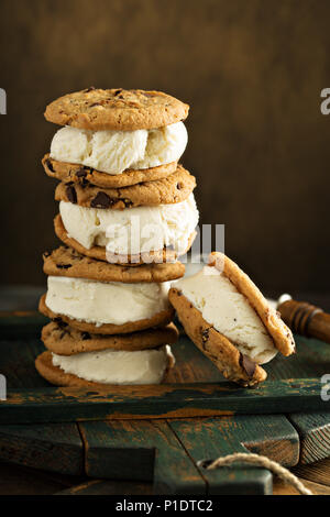 Hausgemachtes Eis Sandwiches mit Chocolate Chip Cookies Stockfoto