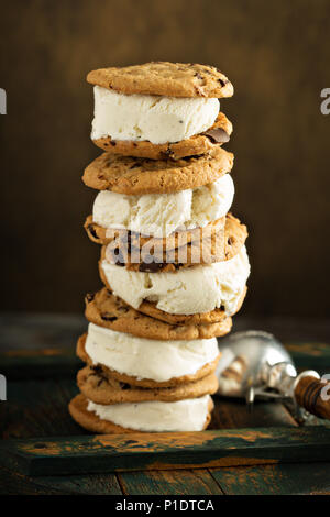 Hausgemachtes Eis Sandwiches mit Chocolate Chip Cookies Stockfoto