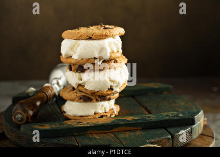 Hausgemachtes Eis Sandwiches mit Chocolate Chip Cookies Stockfoto