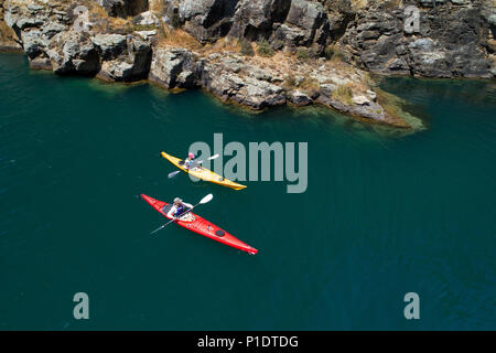 Kajakfahrer und Klippen, Cromwell Schlucht, Lake Dunstan, Central Otago, Südinsel, Neuseeland - drone Antenne Stockfoto