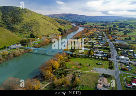 Millers Flat Brücke und den Clutha River, Central Otago, Südinsel, Neuseeland - drone Antenne Stockfoto