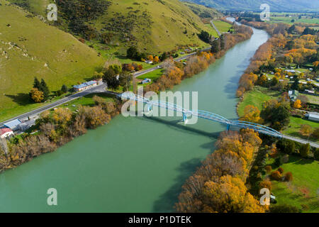 Millers Flat Brücke und den Clutha River, Central Otago, Südinsel, Neuseeland - drone Antenne Stockfoto