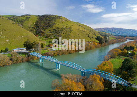 Millers Flat Brücke, Clutha River, und Bäume im Herbst, Central Otago, Südinsel, Neuseeland Stockfoto