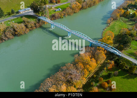 Millers Flat Brücke, Clutha River, und Bäume im Herbst, Central Otago, Südinsel, Neuseeland Stockfoto