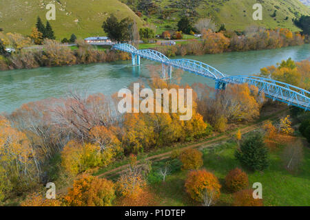 Millers Flat Brücke, Clutha River, und Bäume im Herbst, Central Otago, Südinsel, Neuseeland Stockfoto