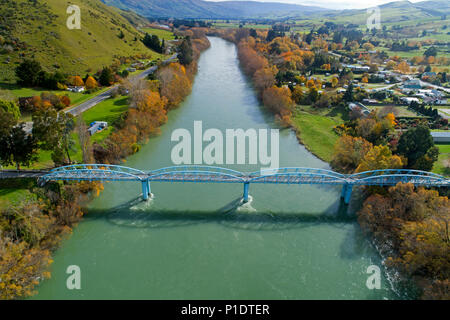 Millers Flat Brücke und den Clutha River, Central Otago, Südinsel, Neuseeland - drone Antenne Stockfoto