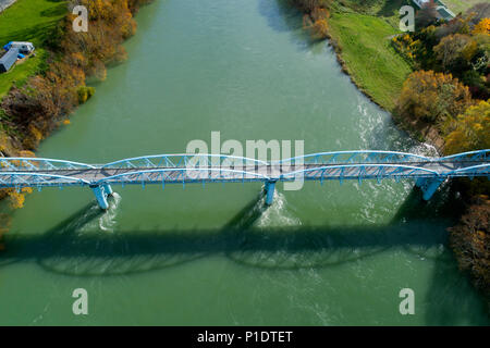 Millers Flat Brücke und den Clutha River, Central Otago, Südinsel, Neuseeland - drone Antenne Stockfoto