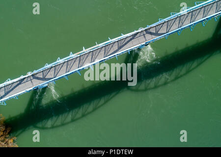 Millers Flat Brücke und den Clutha River, Central Otago, Südinsel, Neuseeland - drone Antenne Stockfoto