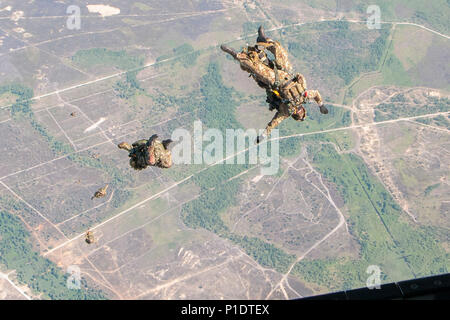 Mitglieder der Italienischen Armee 186th Airborne Regiment Brigade Forlgore Ausführen einer high-altitude niedrige Öffnung springen mit portugiesischen Armee rasche Reaktion Pfadfinder im Rahmen der jährlichen Übung schnelle Reaktion 18. Am 6. Juni 2018, über Lettland. Schnelle Reaktion 18 enthält ca. 2.300 Teilnehmerinnen und Teilnehmer aus sieben NATO- und Partnerstaaten, die die multinationalen Streitkräfte airborne Übungen, gemeinsamen gewaltsamen Eindringen Personal und Ausrüstung fällt, Air Assault Operationen und mehr. (U.S. Air National Guard Foto von älteren Flieger John linzmeier) Stockfoto