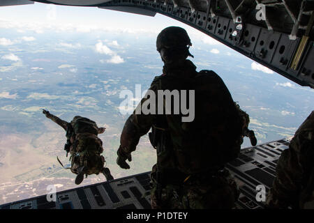 Mitglieder der Italienischen Armee 186th Airborne Regiment Brigade Forlgore Ausführen einer high-altitude niedrige Öffnung (HALO) direkt neben der portugiesischen Armee rasche Reaktion Pfadfinder im Rahmen der jährlichen Übung schnelle Reaktion 18 (SR 18), 6. Juni 2018, über Drop Zone, Lettland. Der Sprung war, auf eine C-17 Globemaster III, durch 204. Airlift Squadron der Texas Air National Guard Betrieben durchgeführt. SR18 ist eines der führenden militärischen Krisenreaktion Schulungen für multinationale zerstreuten Kräfte in der Welt, das demonstriert die Fähigkeit von America's Global Response Force Hand in Hand arbeiten mit gemeinsamen und Ges Stockfoto