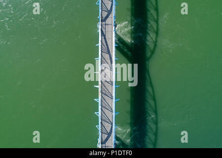 Millers Flat Brücke und den Clutha River, Central Otago, Südinsel, Neuseeland - drone Antenne Stockfoto