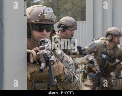 Gemeinsame Basis CAPE COD, Massachusetts - Soldaten aus dem 20 Special Forces Group, Massachusetts National Guard vorzubereiten, ein Ziel im Training hier, 8. Juni 2018 zu Raid. Die bestens ausgebildeten und spezialisierten Soldaten beteiligen sich an einem kombinierten Waffen Übung, die die Fähigkeiten von combat Support Units Tests. Stockfoto