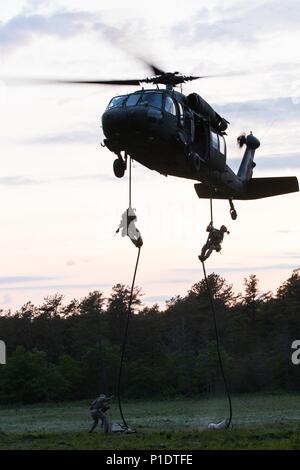 BOURNE, Mass - Soldaten aus dem 20 Special Forces Group, Massachusetts National Guard Praxis schnell Abseilen aus einem UH-60 Black Hawk aus der dritten Bataillon 126 Aviation Regiment, Hier Juni 7, 2018. Mitglieder aus den beiden Einheiten in der kombinierten Waffen ausüben, wobei hier statt. Als Patriot Tiegel, die gemeinsame Veranstaltung soll Einheiten auf ihre Mission wichtige Aufgaben in einem immersiven und dynamisches Training Umgebung zu evaluieren. (U.S. Army National Guard Foto: Staff Sgt. Steven C. Eaton, 65 Drücken Sie Camp Headquarters, Massachusetts National Guard) Stockfoto