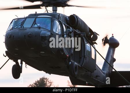 BOURNE, Mass - Soldaten aus dem 20 Special Forces Group, Massachusetts National Guard Praxis schnell Abseilen aus einem UH-60 Black Hawk aus der dritten Bataillon 126 Aviation Regiment, Hier Juni 7, 2018. Mitglieder aus den beiden Einheiten in der kombinierten Waffen ausüben, wobei hier statt. Als Patriot Tiegel, die gemeinsame Veranstaltung soll Einheiten auf ihre Mission wichtige Aufgaben in einem immersiven und dynamisches Training Umgebung zu evaluieren. (U.S. Army National Guard Foto: Staff Sgt. Steven C. Eaton, 65 Drücken Sie Camp Headquarters, Massachusetts National Guard) Stockfoto