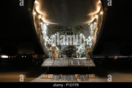 KABUL, Afghanistan (20. Mai 2018) - die Mitglieder der britischen Royal Air Force einen Puma HC Mk 2 mittlere Hubschrauber an Bord Hamid Karzai zum Internationalen Flughafen in Kabul, Afghanistan, Mai 20, 2018 a Royal Air Force C-17 Globemaster III zu laden. Diese Puma wird dem Vereinigten Königreich für die routinemäßige Wartung zurück. (Der entschlossenen Unterstützung Foto von Jordanien Belser) Stockfoto