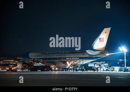 180610-N-UR 565-0082 NAVAL SUPPORT ACTIVITY Souda Bay, Griechenland (10. Juni 2018) Air Force One bei Naval Support Activity Souda Bay, Griechenland, 10. Juni 2018 landete, für einen geplanten Tanken auf dem Weg zum North Korea Gipfel in Singapur. Naval Support Activity Souda Bay ermöglicht den Betrieb und die Reaktionsfähigkeit von US-amerikanischen und alliierten Truppen zur Unterstützung der Marine Region, Europa, Afrika, Vorderasien mission Dienstleistungen für die Flotte, die Kämpfer zur Verfügung zu stellen und die Familie. (U.S. Marine Foto von Joel Diller/Freigegeben) Stockfoto