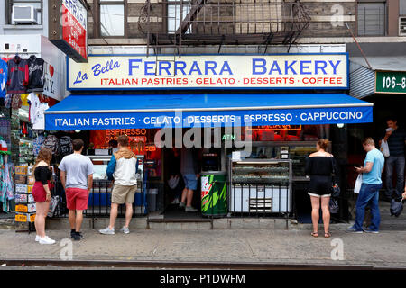 La Bella Ferrara, 108 Mulberry St, New York, NY. aussen Storefront eines italienischen Konditorei im Little Italy Viertel von Manhattan. Stockfoto