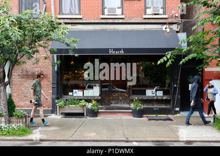 Feuerstelle, 403 E 12 St, New York, NY. aussen Storefront eines Restaurants im East Village Viertel von Manhattan. Stockfoto