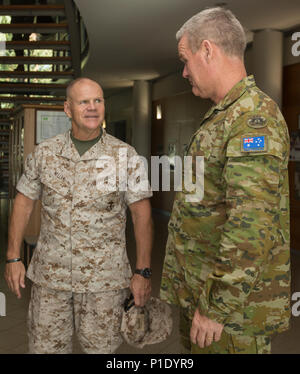 Kommandant des Marine Corps Gen. Robert B. Neller, Links, spricht mit Brig. Benjamin N. James, Commander, 1. Brigade, an der 1. Brigade Headquarters im Robertson Kaserne, Darwin, Australien, 17. Okt. 2016. Neller besucht Darwin mit der Australischen Armee Führung zu treffen Stärkung der Militär-militärischen Beziehung zwischen den beiden Ländern zu diskutieren. (U.S. Marine Corps Foto von Cpl. Samantha K. Braun) Stockfoto